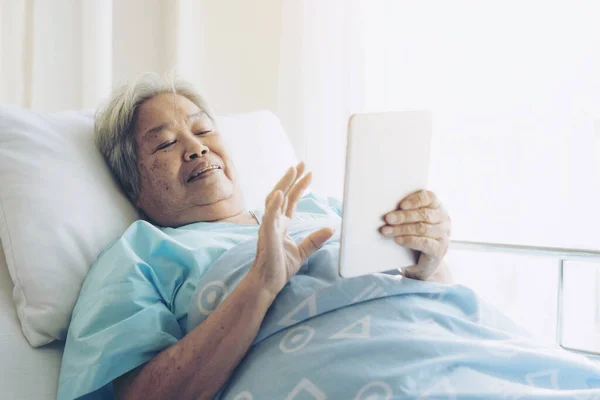 Ηλικιωμένοι Ασθενείς Ασθενείς Νοσοκομειακό Κρεβάτι Που Χρησιμοποιούν Έξυπνο Τηλεφώνημα Συγγενείς — Φωτογραφία Αρχείου