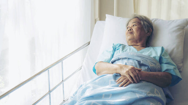 Одинокие пожилые пациенты в больничной койке хотят домой - медицинская и медицинская концепция