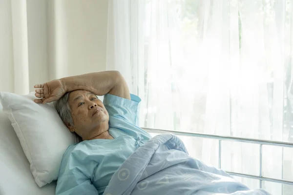 Pacientes Ancianos Solitarios Cama Hospital Los Pacientes Quieren Irse Casa — Foto de Stock