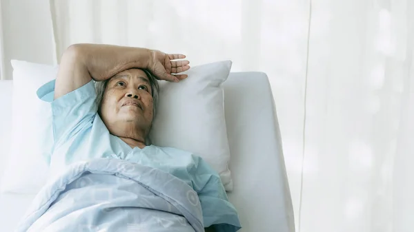 Pacientes Ancianos Solitarios Cama Hospital Los Pacientes Quieren Irse Casa — Foto de Stock