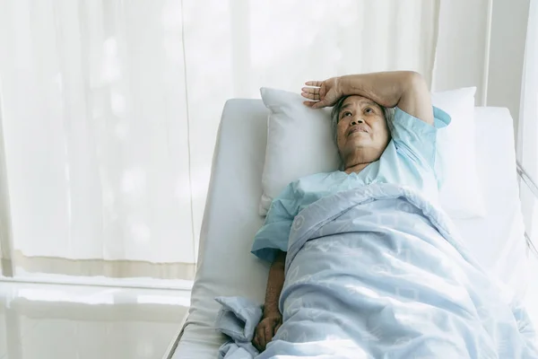 Pacientes Ancianos Solitarios Cama Hospital Los Pacientes Quieren Irse Casa — Foto de Stock