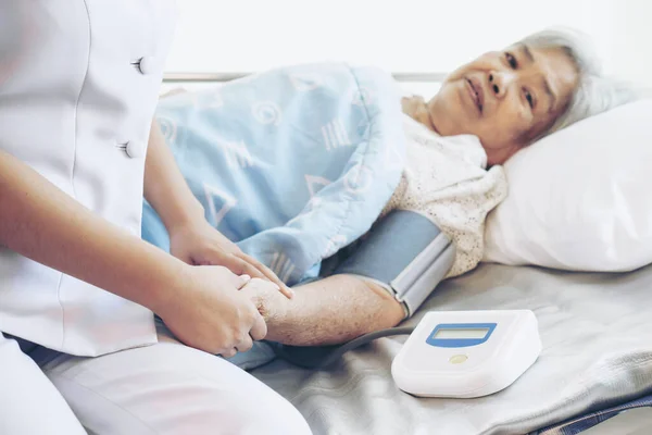 Enfermera Midiendo Presión Arterial Ancianas Mayores Pacientes Cama Hospital Concepto — Foto de Stock