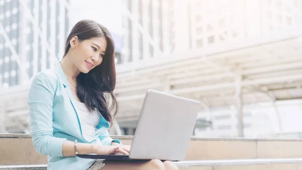 Bella Ragazza Carina Sorridente Abiti Donna Affari Utilizzando Computer Portatile — Foto Stock