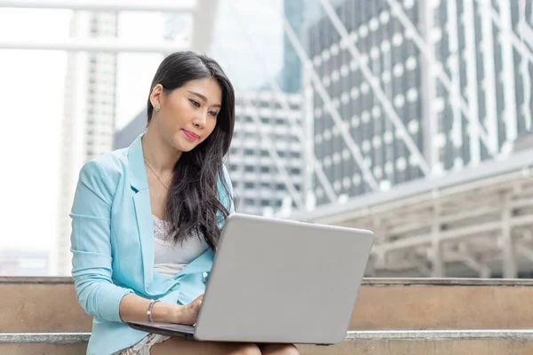 Bella Ragazza Carina Sorridente Abiti Donna Affari Utilizzando Computer Portatile — Foto Stock