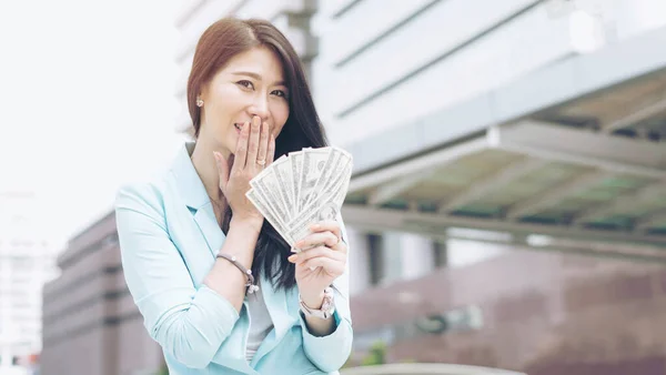 Exitosa Hermosa Mujer Joven Asiática Negocios Con Billetes Dólar Mano — Foto de Stock