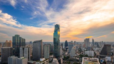 Hava manzaralı güzel gün batımı Metropolitan Bangkok City şehir merkezi şehir merkezi silueti - Bangkok şehri manzarası Tayland