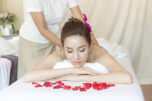 Bella Sana Ragazza Carina Rilassarsi Salone Bellezza Massaggio — Foto Stock
