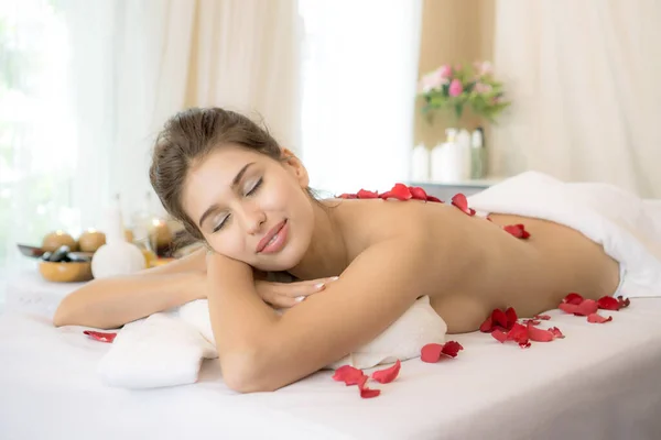 Mulher Bonita Saudável Desfrutando Durante Uma Massagem Nas Costas Salão — Fotografia de Stock