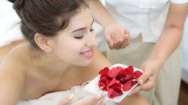 Bella Sana Ragazza Carina Sorridente Rilassarsi Massaggio Salone Bellezza Spa — Foto Stock