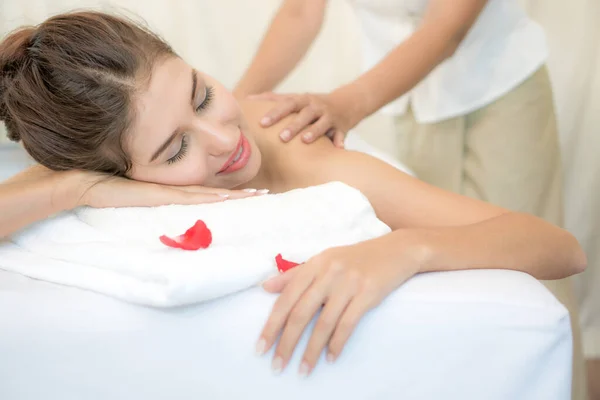 Bella Sana Donna Godendo Durante Massaggio Alla Schiena Nel Salone — Foto Stock