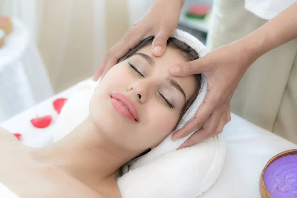 Beautiful Healthy Young Woman Relaxing Face Massage Beauty Spa Salon — Stock Photo, Image