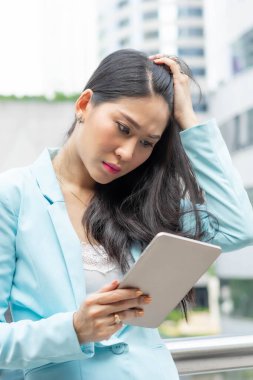 İş kadını işten ve iş kavramından dolayı stresli