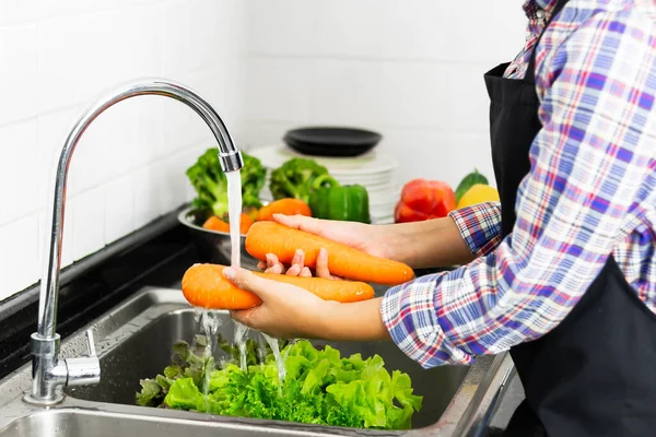 Groenten Wassen Gootsteen — Stockfoto