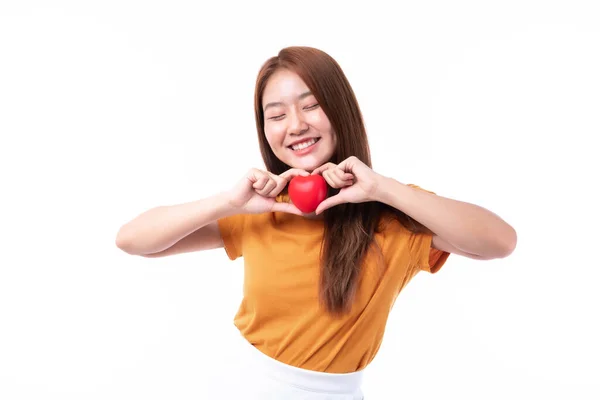 Retrato Sonreír Una Hermosa Joven Asiática Sosteniendo Corazón Rojo Mano —  Fotos de Stock