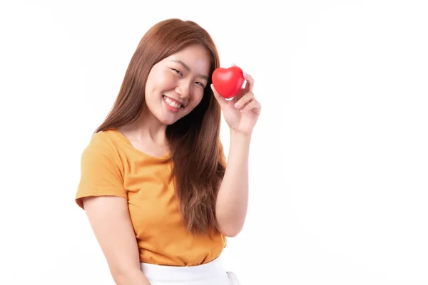白い背景に赤いハートを手にした美しいアジアの若い女性を笑顔の肖像画 バレンタインデーのコンセプト — ストック写真