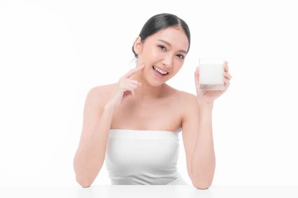 아시아 인귀여운 소녀는 아침에 건강을 우유를 마시는 행복하게 느낀다 — 스톡 사진