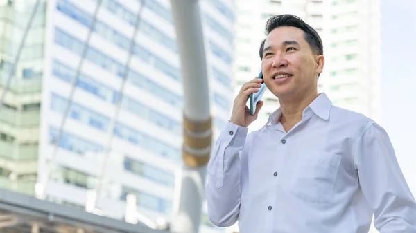 Styl Życia Biznes Azji Człowiek Czuje Się Szczęśliwy Pomocą Smartfona — Zdjęcie stockowe