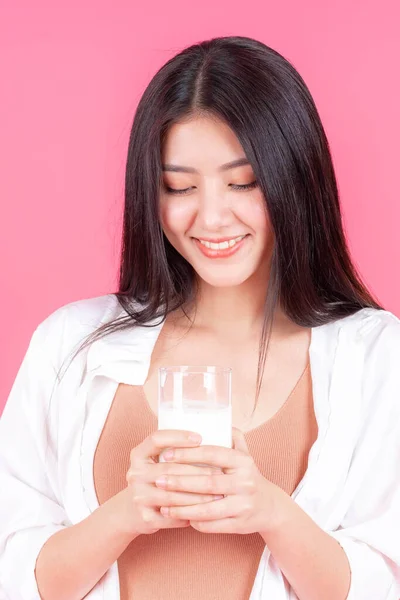 아시아 귀여운 여자는 아침이면 배경을 가지고 건강을 우유를 마시는 행복하게 — 스톡 사진