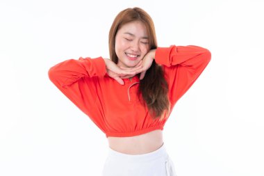 Beyaz arka planda izole edilmiş güzel bir Asyalı genç kadının gülümsemesinin portresi