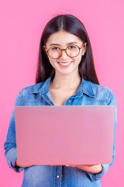 Estilo Vida Hermosa Mujer Joven Negocios Asiáticos Utilizando Ordenador Portátil — Foto de Stock