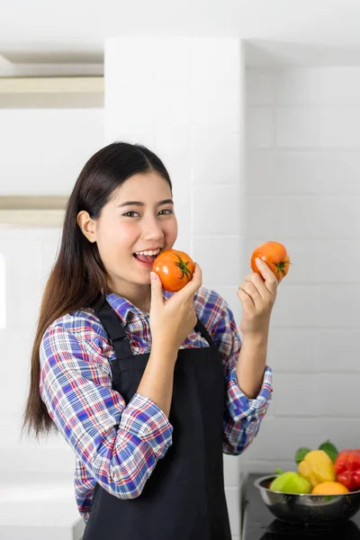 Lifestyle Mooi Aziatisch Gezond Meisje Vullen Gelukkig Wassen Tomaat Groenten — Stockfoto