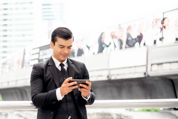 在商业区使用智能手机使人们感到快乐 城市生活方式商人的概念 — 图库照片