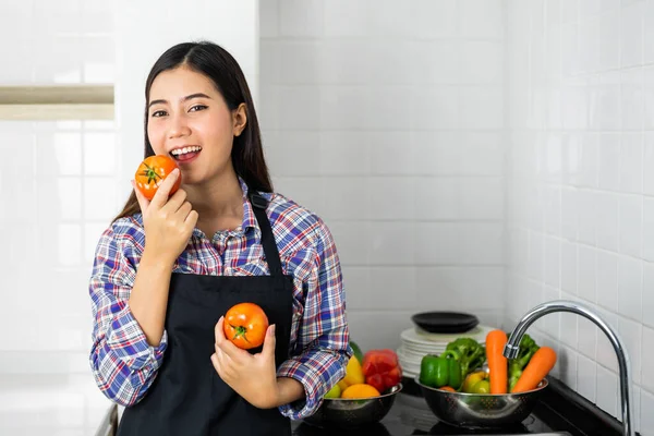 Lifestyle Mooi Aziatisch Gezond Meisje Vullen Gelukkig Eten Tomaten Wassen — Stockfoto