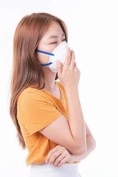 隔離中の保護のための保護顔マスクを身に着けているアジアの女の子コロナウイルスの流行19白の背景に 保護拡散Covid — ストック写真