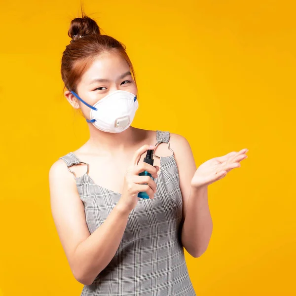 Retrato Uma Jovem Asiática Usando Máscara Facial Segurando Álcool Para — Fotografia de Stock