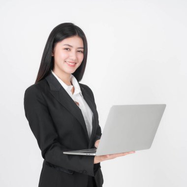 Bir iş kadını portresi, Asyalı güzel bir kız dizüstü bilgisayar kullanıyor beyaz arka planda izole edilmiş, yaşam tarzı iş adamları kavramı