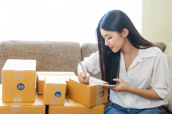 Piękny Biznes Azjatycki Młoda Kobieta Sprzedawca Online Pakowanie Pisanie Adresów — Zdjęcie stockowe
