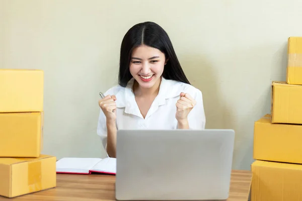 Sprzedawała Internecie Uśmiechała Się Podnosiła Rękę Pokazać Bardzo Szczęśliwą Minę — Zdjęcie stockowe