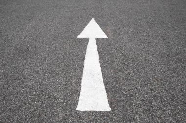 Yoldaki beyaz ok sembolü İleri işareti
