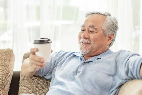 Senior Aziatische Man Zich Gelukkig Met Het Drinken Van Hete — Stockfoto