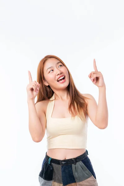 Güzel Asyalı Kadın Gülümsüyor Boş Fotokopi Alanını Işaret Ediyor Beyaz — Stok fotoğraf