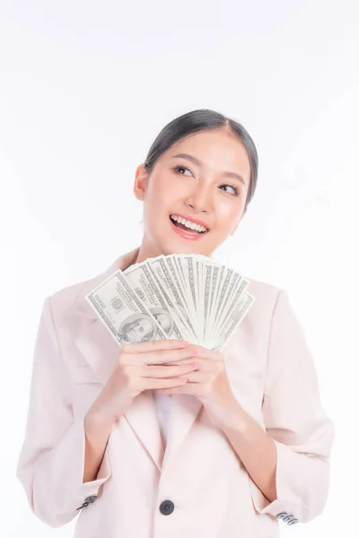 閉鎖成功した美しいアジアのビジネスの若い女性が手に白い背景に隔離された幸せな保持お金米ドル札を記入し ビジネスの成功の概念 — ストック写真