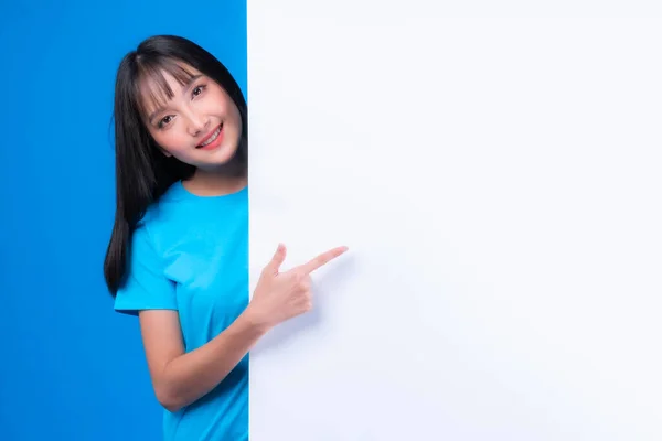 Krásná Asijská Mladá Žena Ofinou Účes Modré Tričko Úsměvem Ukazující — Stock fotografie
