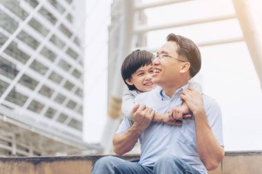 Oğul babasına sarıldı mutlu, bekar baba ve oğlu küçük çocuk mutluluğu Asyalı aile kavramı