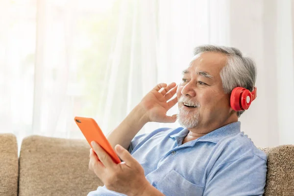 Lifestyle Ανώτερος Άνθρωπος Αισθάνονται Ευτυχισμένοι Απολαύσετε Ακούγοντας Μουσική Ακουστικά Ακουστικά — Φωτογραφία Αρχείου