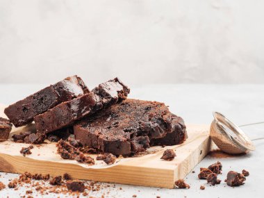 Dilimlenmiş çikolatalı kek beyaz bir tabakta duruyor. Yatay fotoğraf