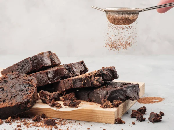 Kakao tozu serpiştirilmiş yarım kilo çikolatalı kek. Beyaz arkaplan, yatay fotoğraf.