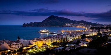 İspanyol kıyısındaki liman kenti Altea 'nın gece manzarası.