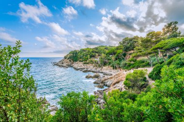 Lloret de Mar sahilindeki kayalıklardan Akdeniz 'in manzarası.
