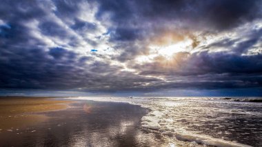 Kuzey Denizi üzerinde tehditkar, bulutlu bir gökyüzü.