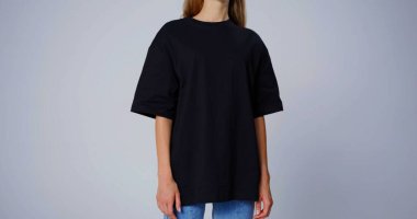 Siyah tişörtlü bir moda kadını vücudu.