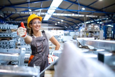Parmak tutan kadın fabrika işçisinin portresi..