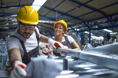 Üretim hattında çalışan fabrika işçileri.