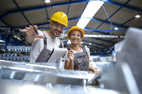 Trabajadores Fábrica Que Controlan Calidad Los Productos Manufacturados Juntos —  Fotos de Stock