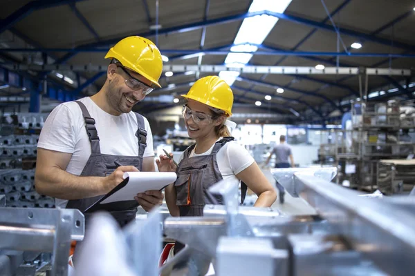 Trabajadores Fábrica Analizando Resultados Producción Gran Nave Industrial — Foto de Stock