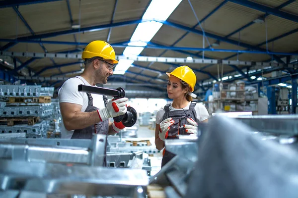 Trabajadores Que Comprueban Calidad Las Piezas Metálicas Fabricadas Fábrica — Foto de Stock